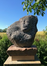 „Frau mit seltsamen Vogel“, 2020, Findling, Höhe 25 cm