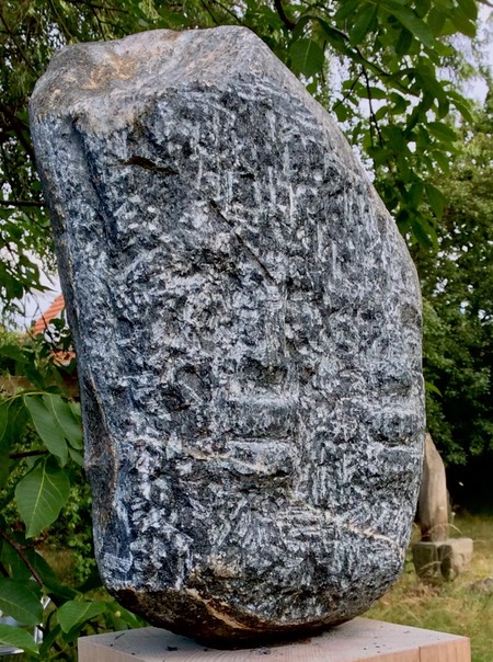 „ AUF "WEITEM FELD“, 2020, Findling, Höhe 31 cm