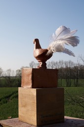 „VOGEL“, 2020, Terrakotta, Holz, Höhe 38 cm